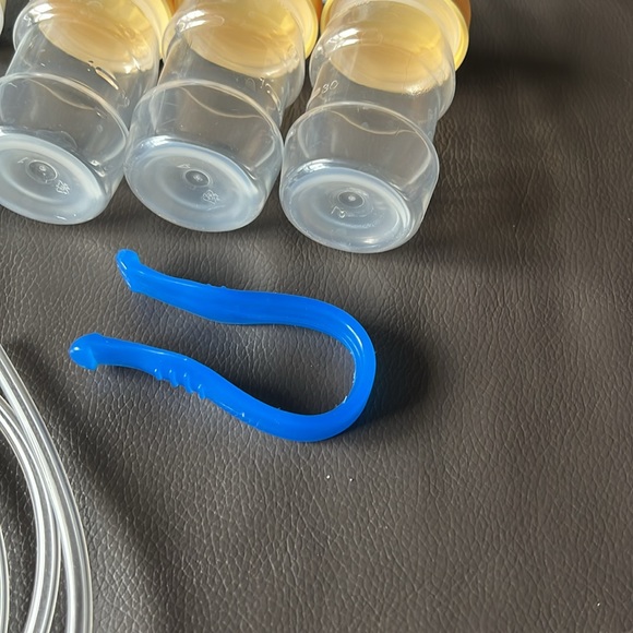 5- 5ozs Medela Breastfeeding Bottles, 9- 2 ozs bottles, Saftey First Medcine lot - Picture 9 of 15